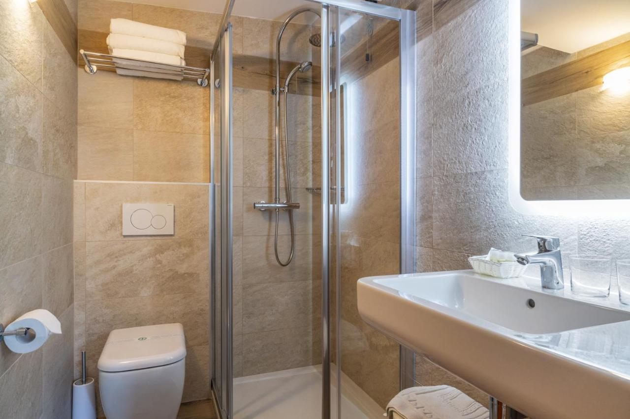 Garni Bellavista Hotell Calceranica al Lago Exteriör bild