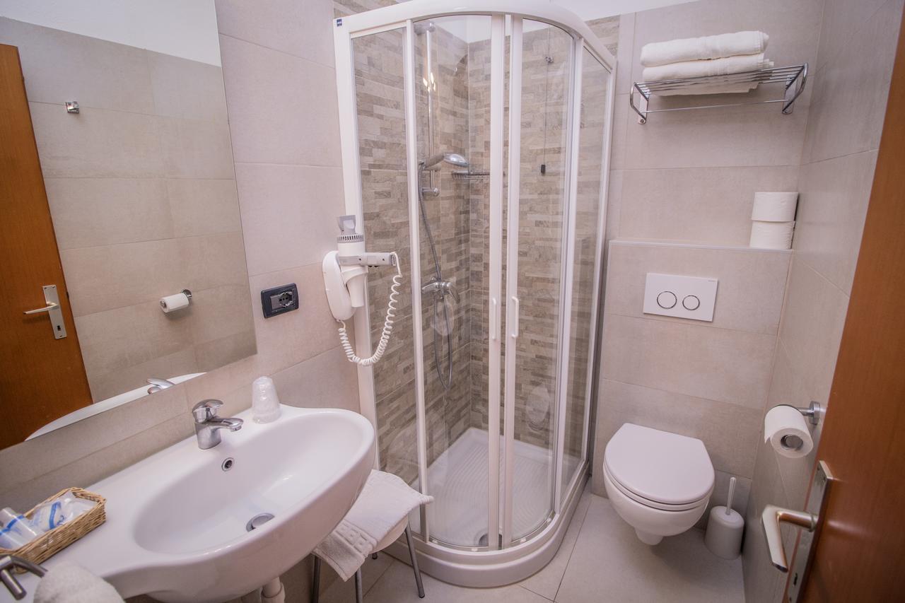 Garni Bellavista Hotell Calceranica al Lago Exteriör bild