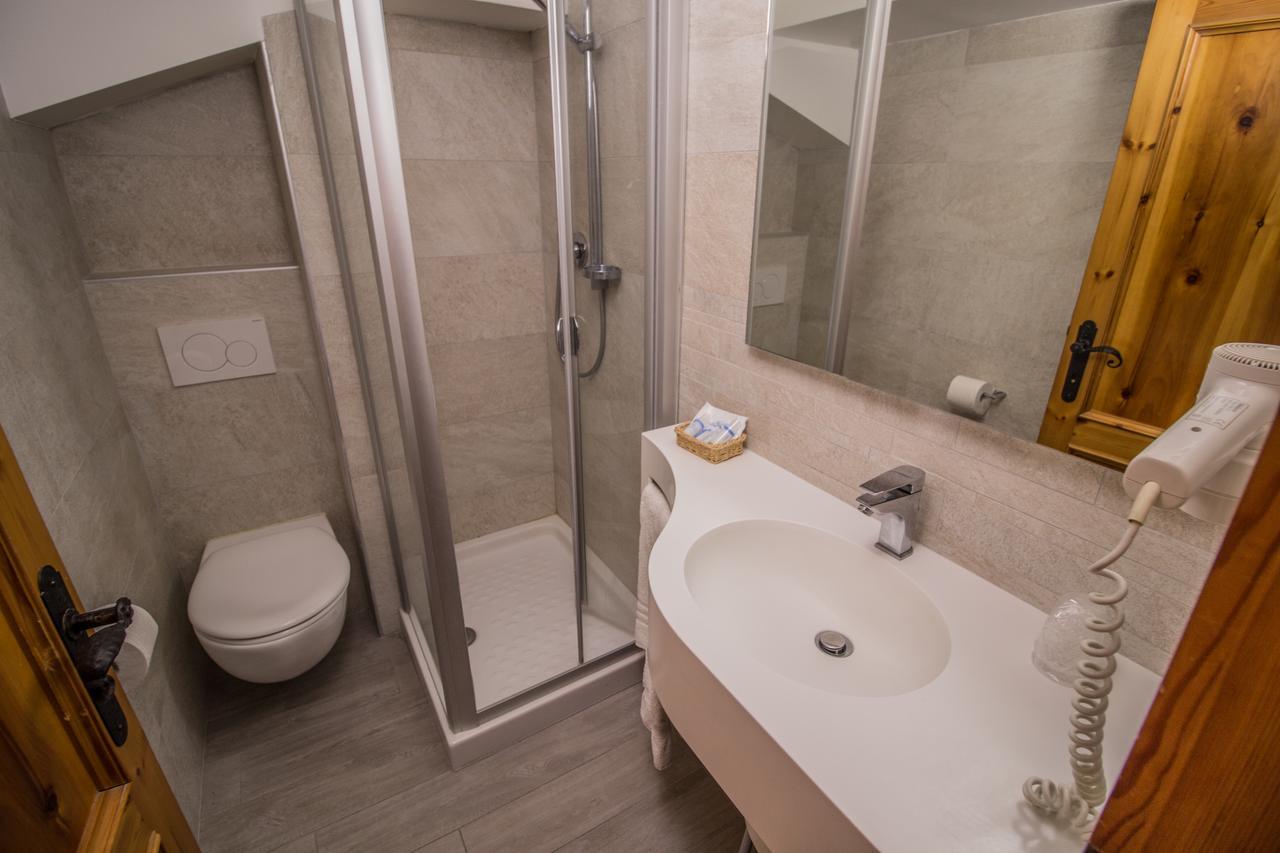 Garni Bellavista Hotell Calceranica al Lago Exteriör bild